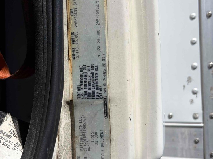 2001-freightliner-fl70-image-21