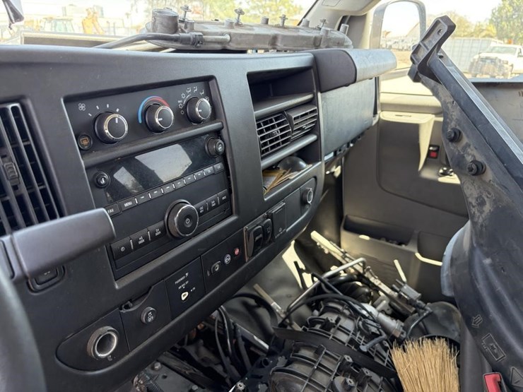 2016-chevrolet-express-3500-image-18