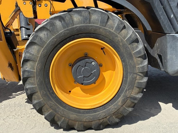 2014-jcb-550-140-image-10