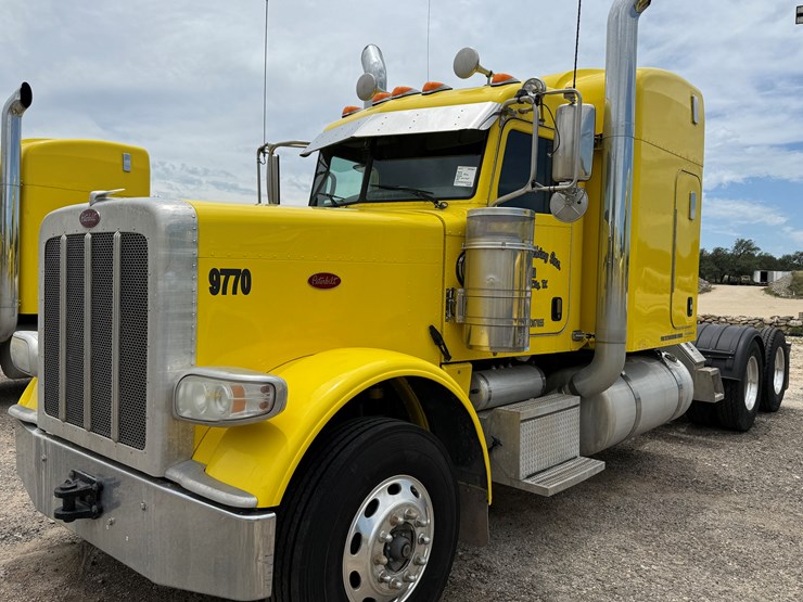 2015-peterbilt-389-image-1