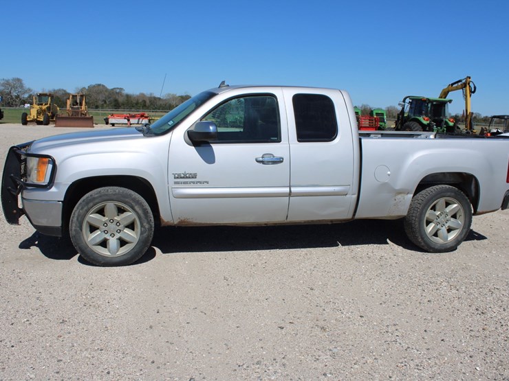 #2102-•-2013-gmc-sierra-pickup-truck-image-1