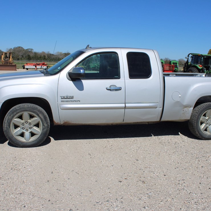 #2102 • 2013 GMC Sierra Pickup Truck
