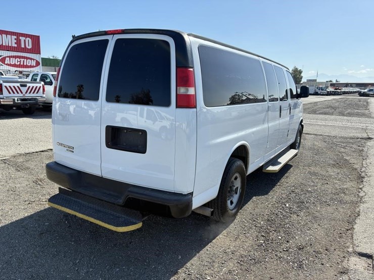 2013-chevrolet-express-3500-image-3