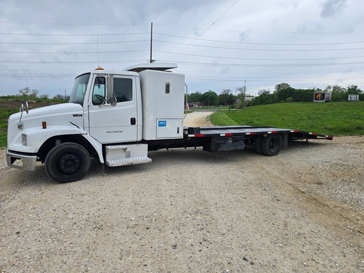 2001-freightliner-fl60-image-4