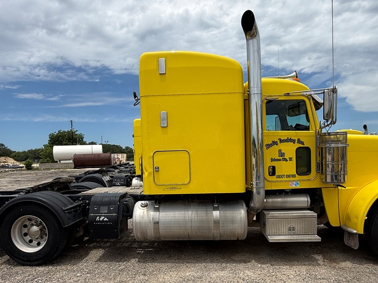 2015-peterbilt-389-image-4