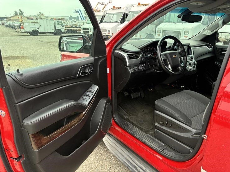 2016-chevrolet-suburban-image-12
