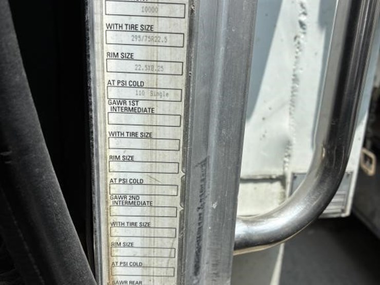 2010-peterbilt-335-image-19