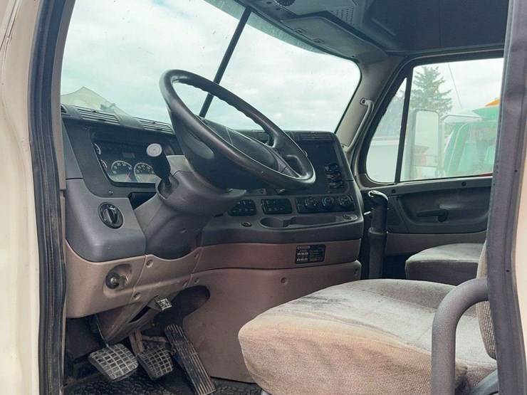2012-freightliner-cascadia-125-image-49