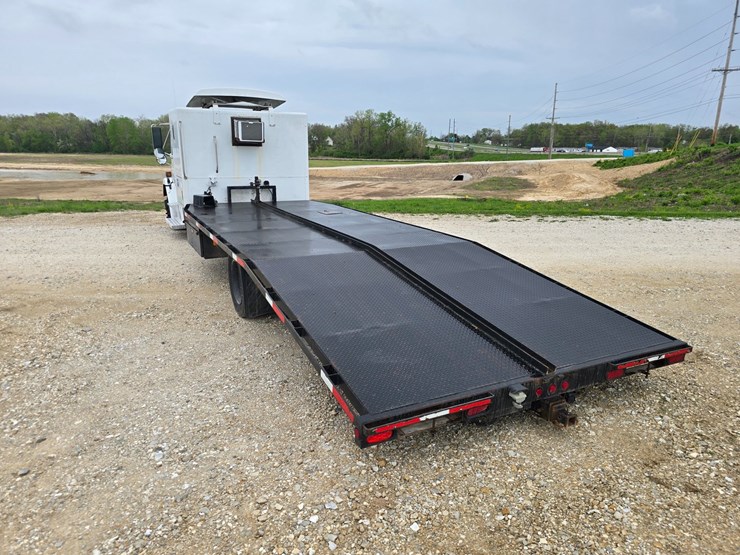 2001-freightliner-fl60-image-11