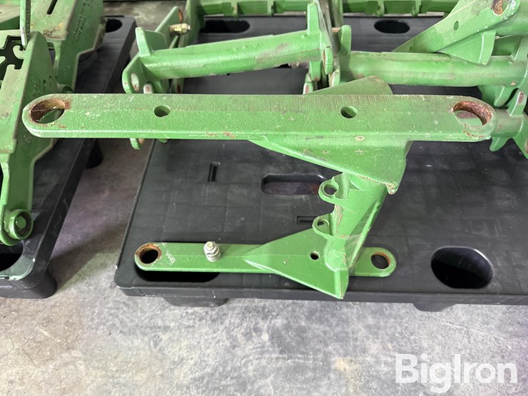 john-deere-planter-lower-parallel-arms-image-5