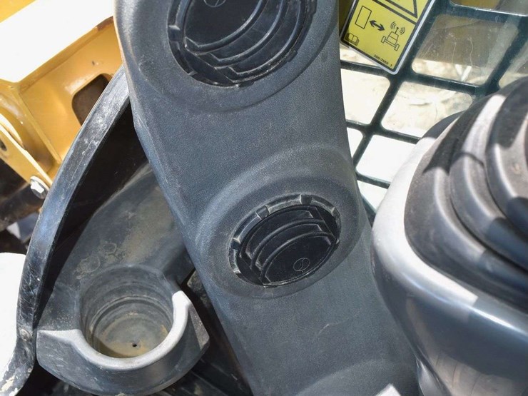 2017-caterpillar-d2-image-54