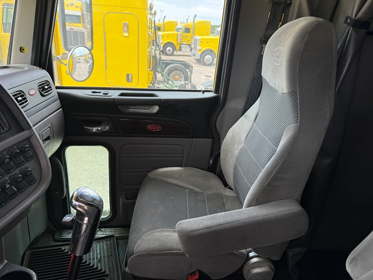 2015-peterbilt-389-image-13