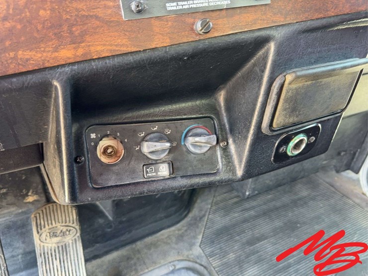 1996-peterbilt-379-image-38
