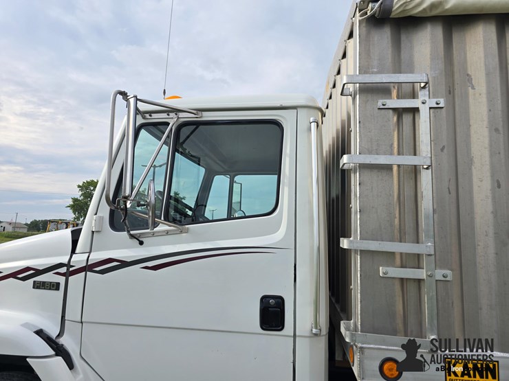 2000-freightliner-fl80-image-15
