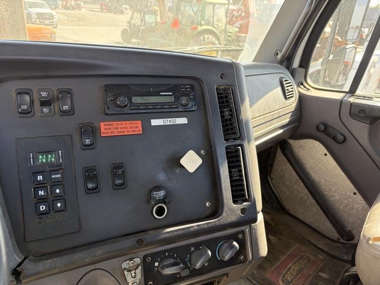 2012-freightliner-114sd-image-22