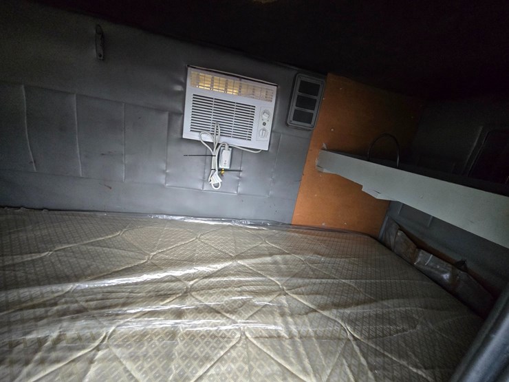 2001-freightliner-fl60-image-68