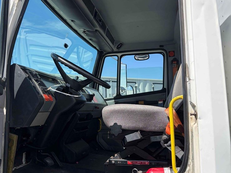 2001-freightliner-fl70-image-14