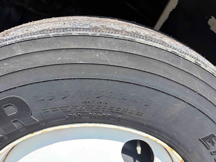 2001-freightliner-fl70-image-9