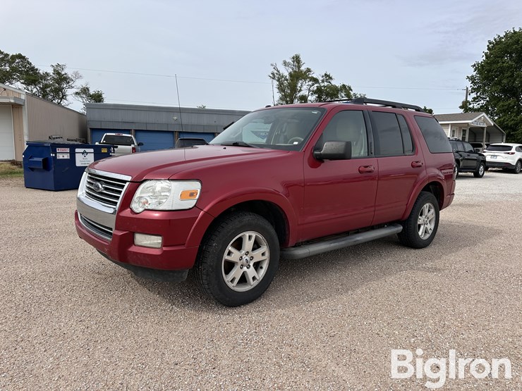 2010-ford-explorer-xlt-image-1
