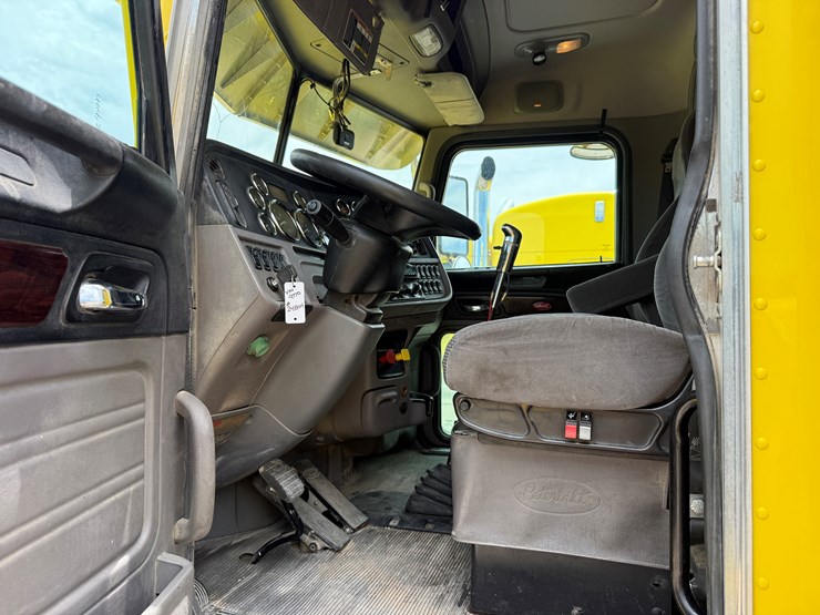 2015-peterbilt-389-image-11