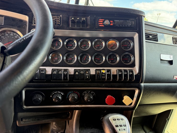 2014-kenworth-t800-image-12