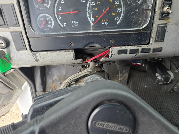 2001-freightliner-fl60-image-64