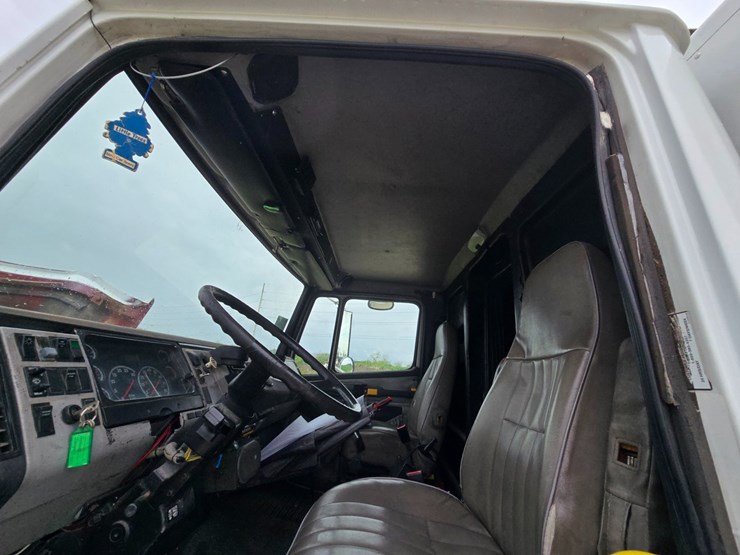 2001-freightliner-fl60-image-52