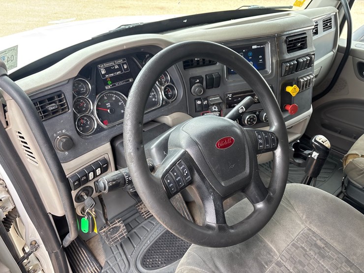2020-peterbilt-567-image-9