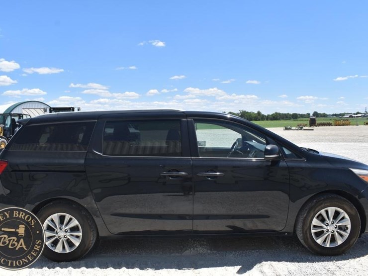 2015-kia-sedona-lx-image-6