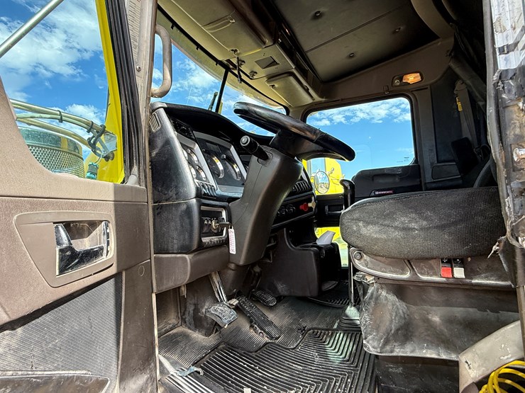 2014-kenworth-t800-image-15