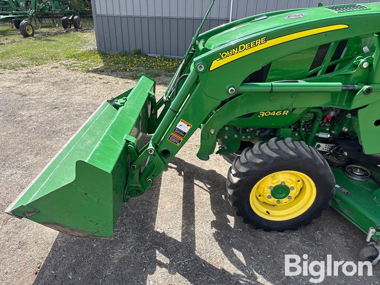 2015-john-deere-3046r-image-9