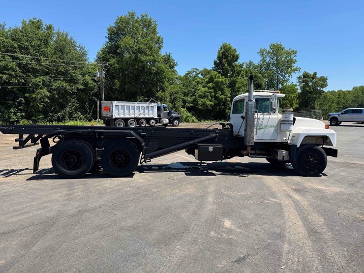 1992-mack-rd690sx-image-6