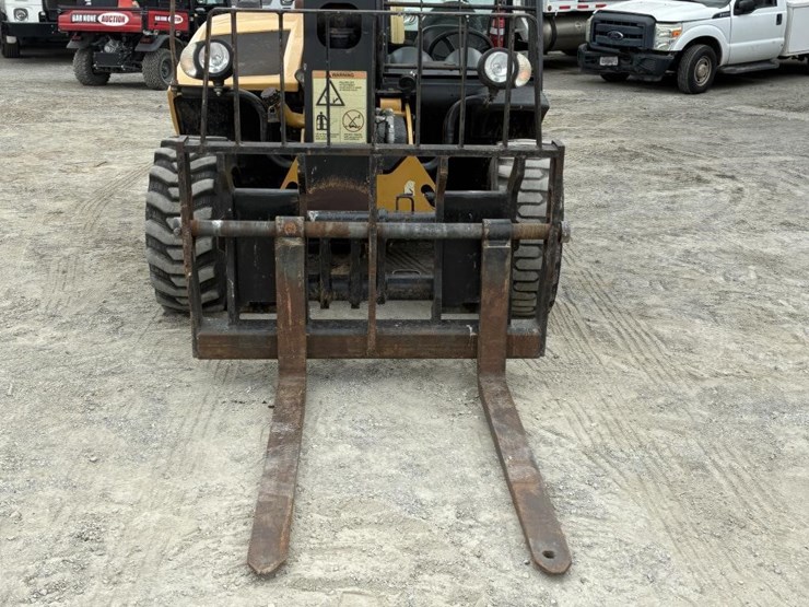 2015-caterpillar-th255c-image-7