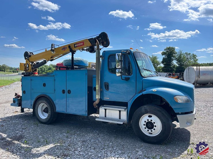 2010-freightliner-m2-106-image-4