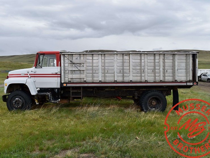 1980-ford-800-image-8