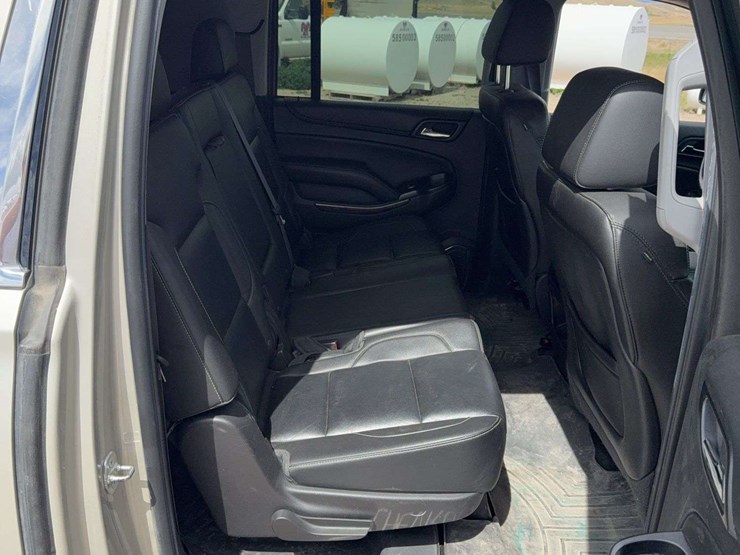 2015-chevrolet-suburban-1500-image-30