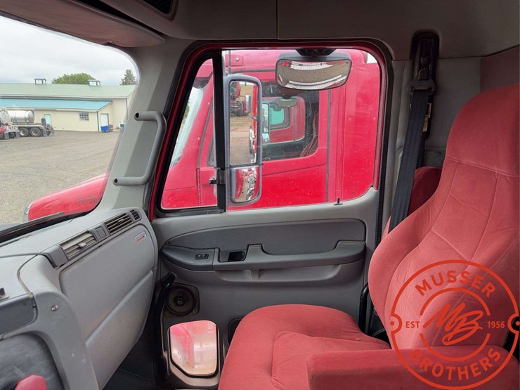 2007-freightliner-columbia-120-image-21