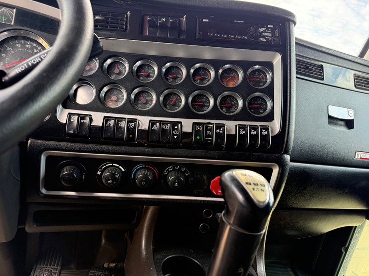 2015-kenworth-t800-image-9