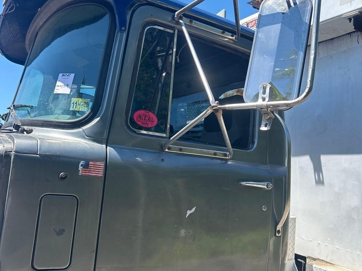 2001-mack-rd688s-image-7