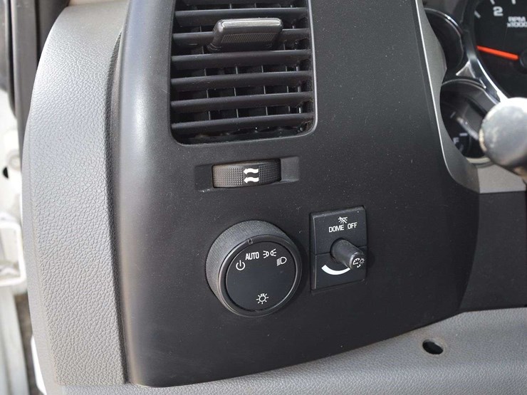 2013-chevrolet-3500-image-40