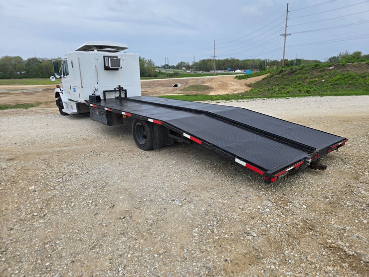 2001-freightliner-fl60-image-10