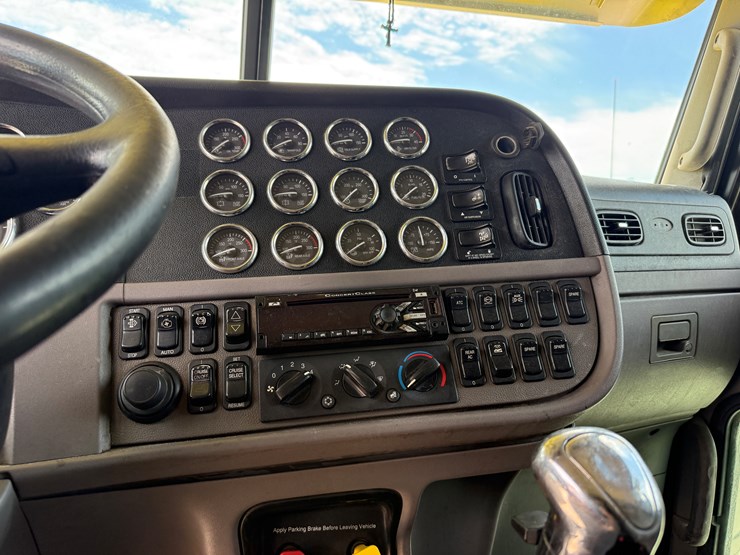 2015-peterbilt-389-image-12
