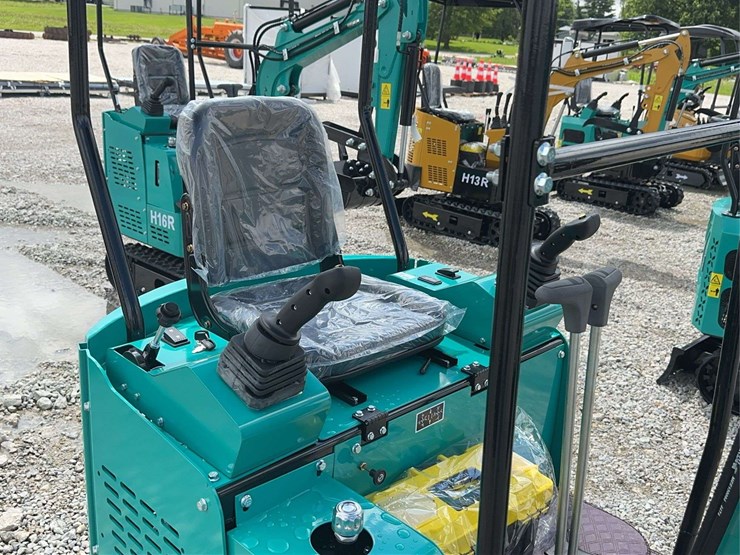 g-industry-h16r-mini-excavator-with-canopy-and-thumb-attachment-image-20