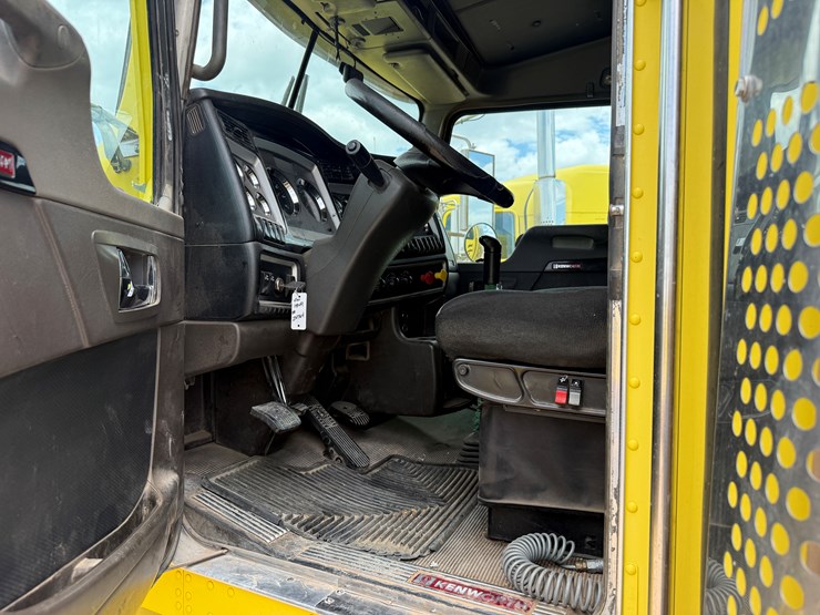 2015-kenworth-t800-image-11