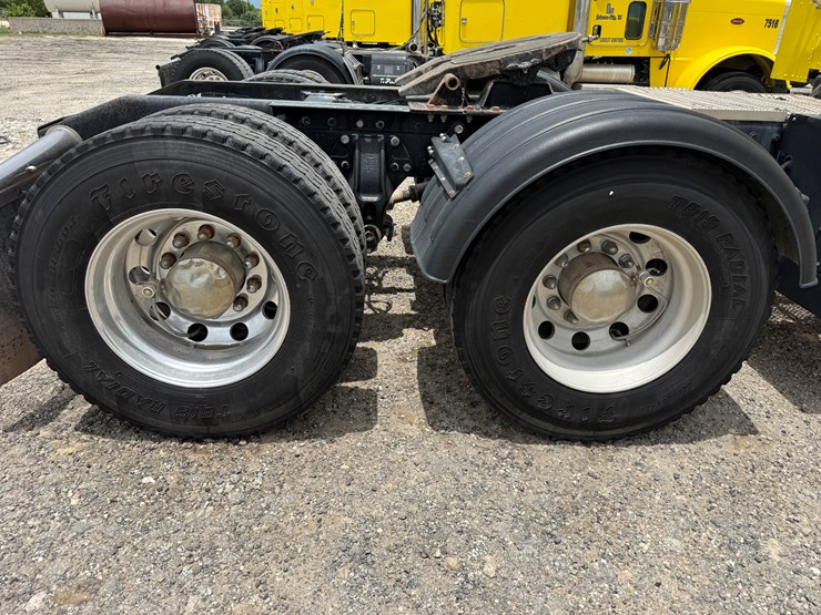 2015-peterbilt-389-image-17