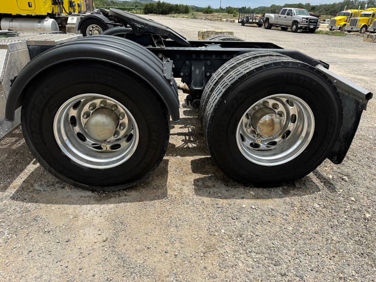 2014-peterbilt-389-image-17
