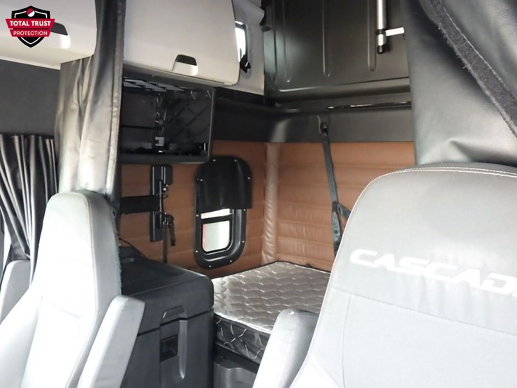 2021-freightliner-cascadia-126-image-22