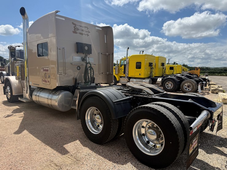 2013-peterbilt-389-image-7