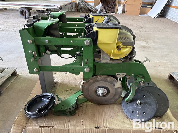 john-deere-planter-row-unit-image-4