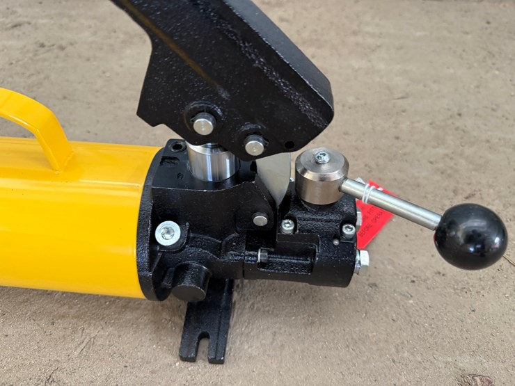 #1072-•-enerpac-hydraulic-hand-pump-image-3